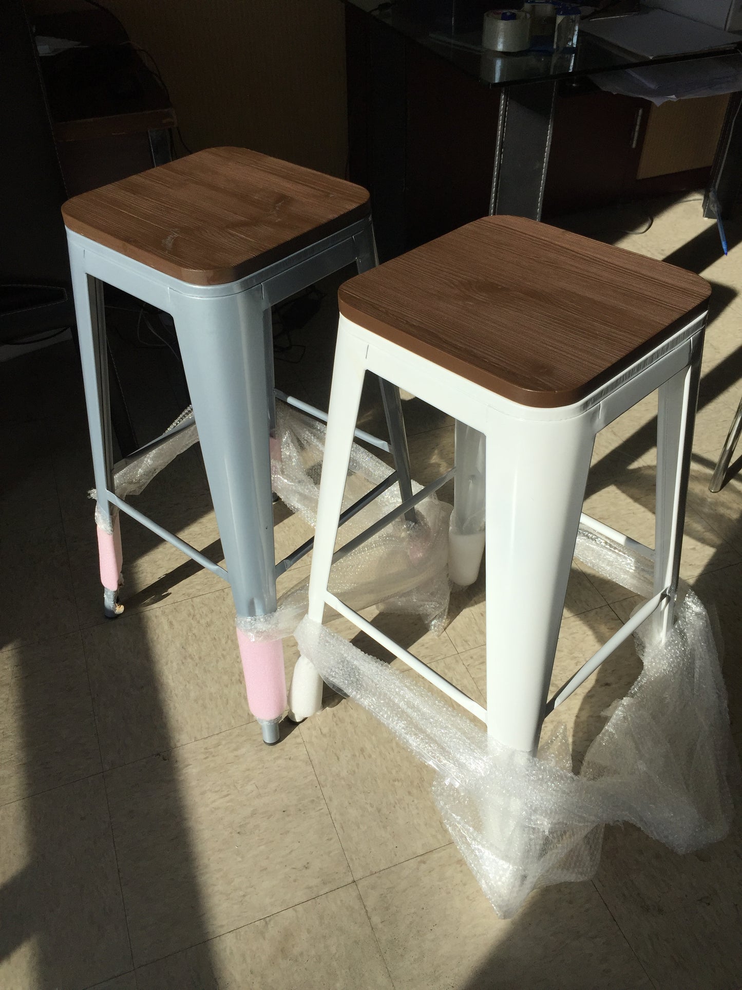 DecoMust Wholesale Chairs and Bar Stools – Table Elevate Seating in Style